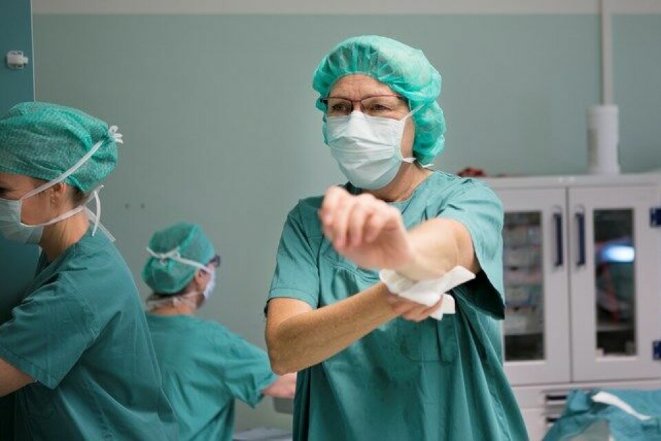 KLAR FOR OPERASJON: Kirurg Ellen Schlichting gjør seg klar for den første av dagens fire operasjoner. Klikk på pilen for å se bildeserie fra hele operasjonen. Foto: Alle foto: Anette Andresen