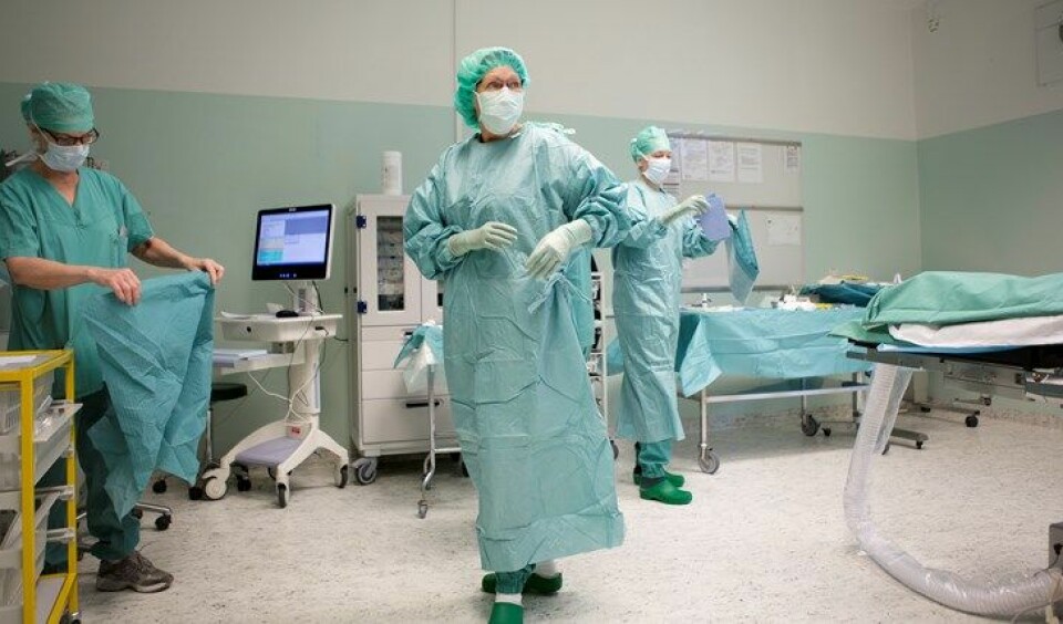 FORBEREDELSER: Pasienten har fått anestesi og brystet vaskes grundig av operasjonssykepleierne før operasjonen. Kirurg Ellen Schlichting (i midten) gjør seg klar.
