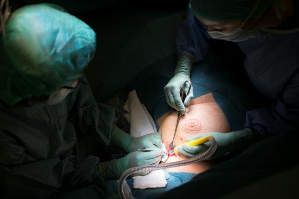 BEVARER BRYSTET: OUS-kirurg Ellen Schlichting skjærer ut to svulster fra pasients bryst. Hun får hjelp av operasjonssykepleier Hege Koren og sykepleierstudent Karoline Juul. Alle foto: Anette Andresen