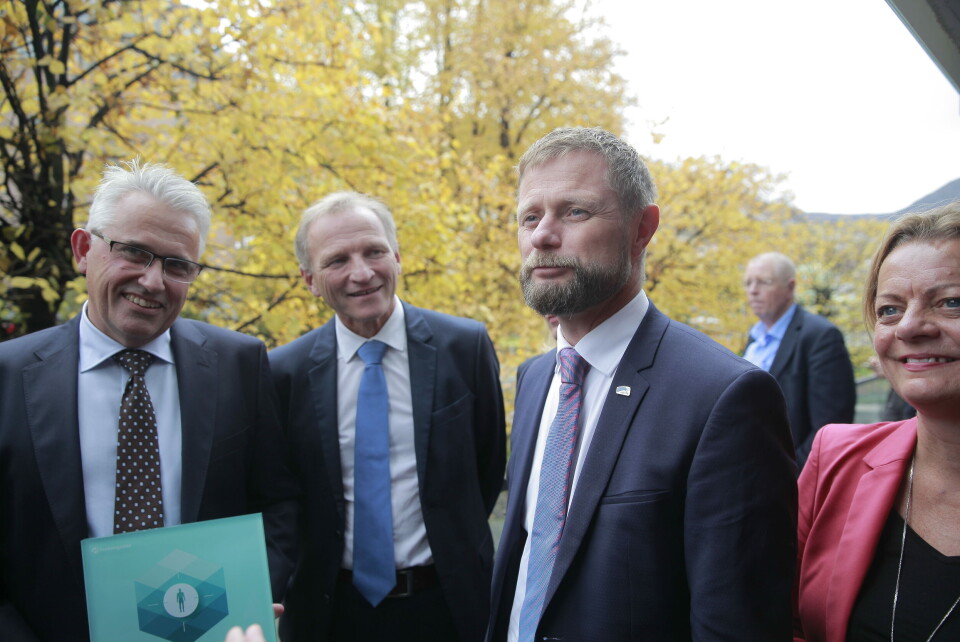 PLAKETT: Fra venstre, professor og direktør Kjell-Morten Myhr ved Neuro-SysMed holder plaketten han har fått som symboliserer midlene det nye forskningssenteret har fått. Administrerende direktør Eivind Hansen ved Haukeland universitetssjukehus, helseminister Bent Høie (H) og områdedirektør Anne Kjersti Fahlvik fra Norges forskningsråd var blant gjestene under åpningen. Foto: Lasse Moe PLAKETT: Fra venstre, professor og direktør Kjell-Morten Myhr ved Neuro-SysMed holder plaketten han har fått som symboliserer midlene det nye forskningssenteret har fått. Administrerende direktør Eivind Hansen ved Haukeland universitetssjukehus, helseminister Bent Høie (H) og områdedirektør Anne Kjersti Fahlvik fra Norges forskningsråd var blant gjestene under åpningen. Foto: Lasse Moe