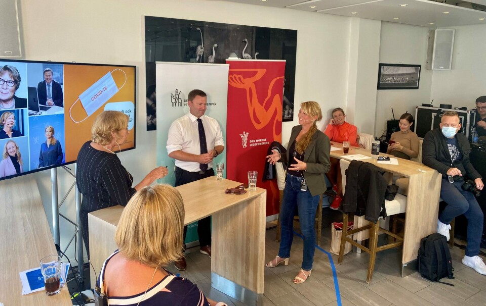 IKKE FORBEREDT: Covid-19-pandemien innebar overraskelser for fagfolkene. Her Espen Nakstad fra Helsedirektoratet i panelsamtale med Line Vold (Folkehelseinsituttet), med Anne Grosvold som debattleder. Foto: Siri Gulliksen Tømmerbakke IKKE FORBEREDT: Covid-19-pandemien innebar overraskelser for fagfolkene. Her Espen Nakstad fra Helsedirektoratet i panelsamtale med Line Vold (Folkehelseinsituttet), med Anne Grosvold som debattleder. Foto: Siri Gulliksen Tømmerbakke