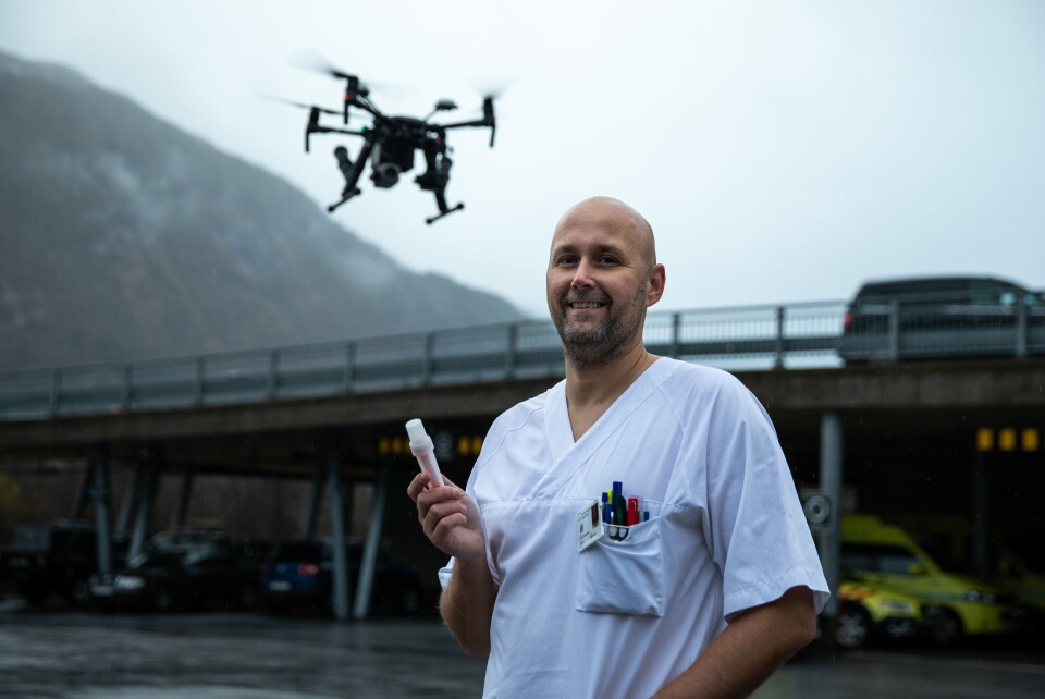 DRONE-DEBUT: Robin Sørland i Helse Førde står klar med den første blodprøva som skal flygast med drone. Foto: Espen Nyttingnes