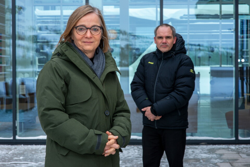«FANGET I KOSTNADSSPIRAL»:- Fristbruddordningen går på bekostning av evnen sykehuset har til å ansette folk, advarer sykehusdirektør Siri Tau Ursin. - Det påløper en kostnad som vi ikke har kontroll over, sier hun. Sammen med foretakstillitsvalgt for psykologene, Alf Martin Eriksen, fortviler hun over situasjonen sykehuset er i, og har vært i, over flere år. Her foran sykehuset i Kirkenes. Foto: Torgrim Hermansen Halvari «FANGET I KOSTNADSSPIRAL»:- Fristbruddordningen går på bekostning av evnen sykehuset har til å ansette folk, advarer sykehusdirektør Siri Tau Ursin. - Det påløper en kostnad som vi ikke har kontroll over, sier hun. Sammen med foretakstillitsvalgt for psykologene, Alf Martin Eriksen, fortviler hun over situasjonen sykehuset er i, og har vært i, over flere år. Her foran sykehuset i Kirkenes. Foto: Torgrim Hermansen Halvari