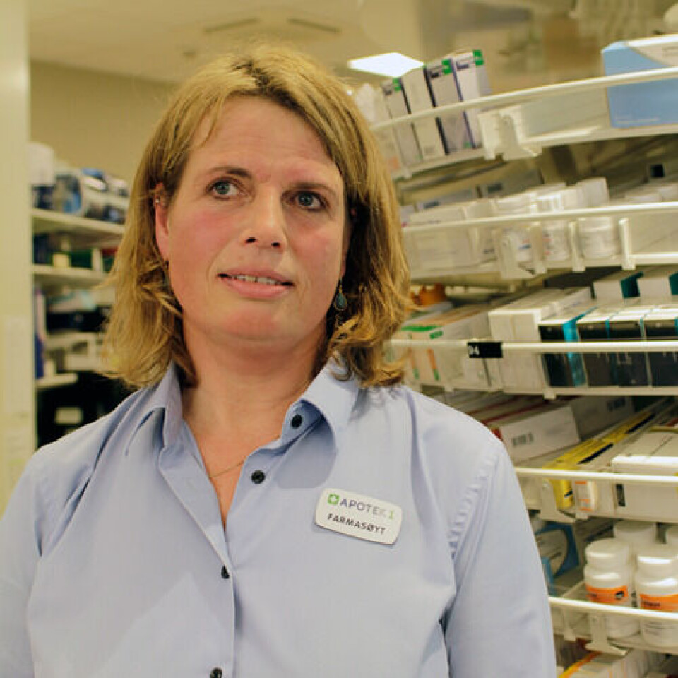 OFTE TILGJENGELIG: – Siden vi møter pasientene flere ganger i løpet av året har vi store muligheter til å følge opp feil legemiddelbruk, sier farmasøyt Tonje Krogstad.
Foto: Lasse Moe