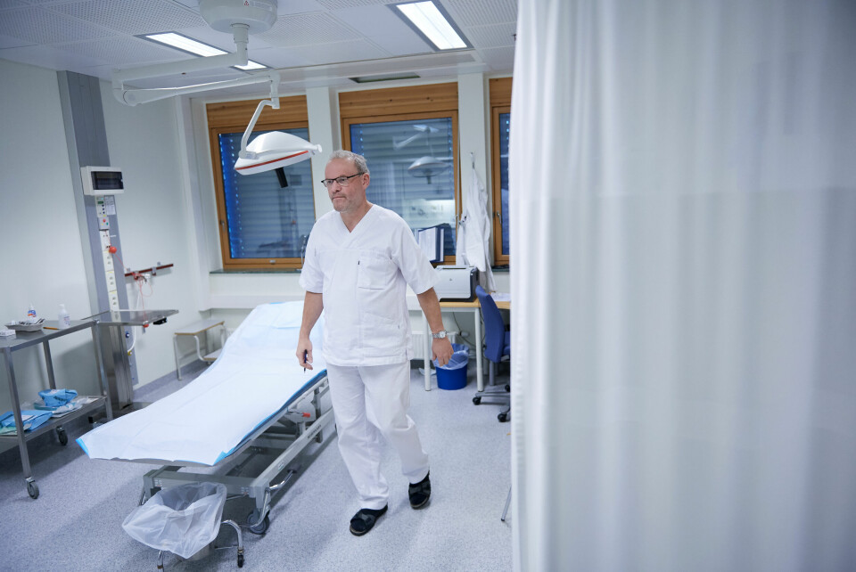 UTEN KOLLEGER: Kirurg Knut Holmen sto for alle 40 brystkreftoperasjonene ved Sykehuset Levanger i fjor. Når han har ferie, tar kollegaen i Namsos over. Foto: Johan Arnt Nesgård, Trønder-Avisa Foto: