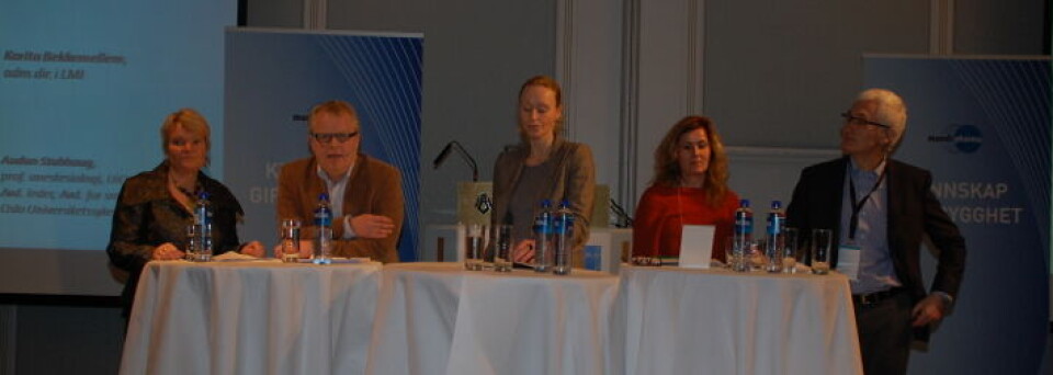 PANELET: Fra venstre: Stortingsrepresentant Kari Kjønaas Kjos, (Frp), statssekretær Kjell Erik Øie, (Ap), president Hege Gjessing (Legeforeningen), administrerende direktør Karita Bekkemellem (LMI) og anestesiprofessor Audun Stubhaug (OUS). Foto: Kjell Arne Bakke
