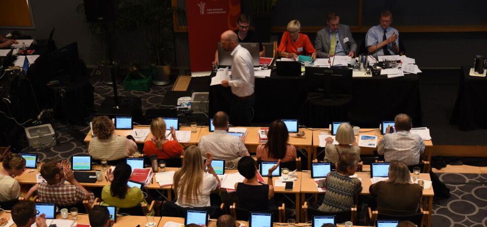 STOR APPLAUS: Landsstyret i Legeforeningen vedtok fastlege-resolusjonen til stor applaus. Vedtaket ble fattet dagen før helseminister Bent Høie møter til helsepolitisk debatt på landsstyremøtet. Foto: Lisbeth Nilsen Foto: