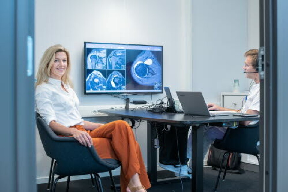 Kaja J. Ødegaard mener hadde vært umulig å gjennomføre kurs uten hjelp av avdelingsoverlege Rune Kvakestad (t.h.) ved Radiologisk avdeling og e-læringskonsulent Karoline Borgen.
Foto: Vidar Sandnes Kaja J. Ødegaard mener hadde vært umulig å gjennomføre kurs uten hjelp av avdelingsoverlege Rune Kvakestad (t.h.) ved Radiologisk avdeling og e-læringskonsulent Karoline Borgen.
Foto: Vidar Sandnes