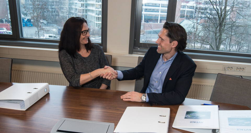 TI ÅR: Mariann Horness, administrerende direkør i Sykehuspartner HF og Johan Falck, daglig leder i selskapet OneMed signerte fredag en avtale som kan være verdt 100 millioner kroner i året i ti år. Foto: Vidar Sandnes