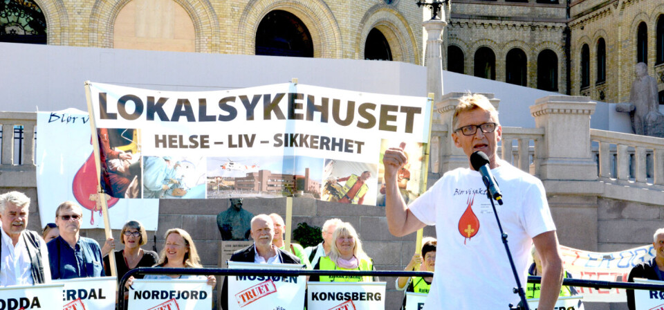 LOKAL AKUTTKIRURGI: Mads Gilbert mener det er dårlig faglig belegg for å sentralisere akuttkirurgi, her under en demonstrasjon for å bevare akuttkirurgi på lokalsykehus onsdag. Foto: Per Corneliussen