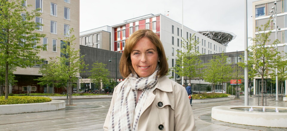 HAR TILLIT: Administrerende direktør Grethe Aasved ved St. Olavs hospital stoler på myndighetenes prioriteringer. St. Olavs hospital anslår at 2.000 kvalifiserer for å få vaksinen nå. De får vaksinert 1.200 med vaksinene de nå har fått. Foto: Unni Skoglund HAR TILLIT: Administrerende direktør Grethe Aasved ved St. Olavs hospital stoler på myndighetenes prioriteringer. St. Olavs hospital anslår at 2.000 kvalifiserer for å få vaksinen nå. De får vaksinert 1.200 med vaksinene de nå har fått. Foto: Unni Skoglund