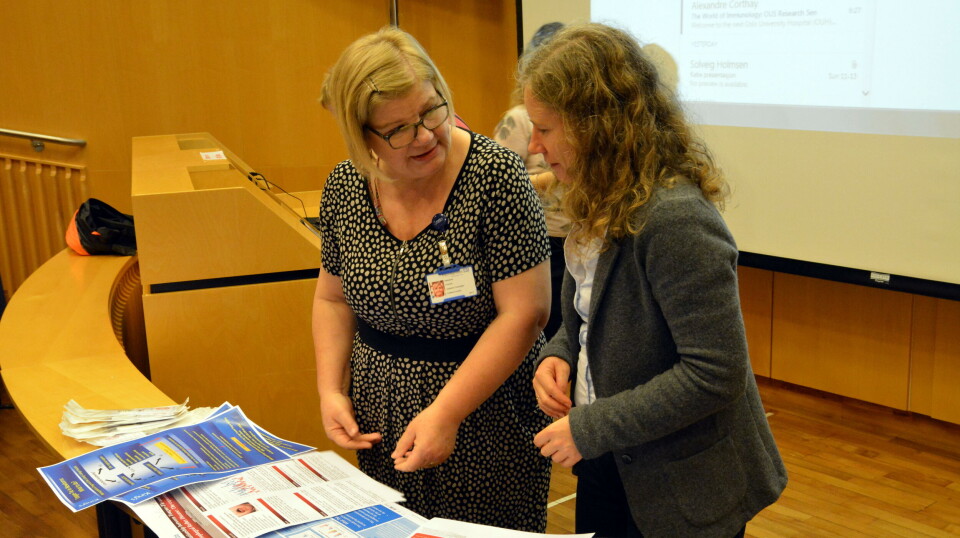 VIL SPRE KUNNSKAP: Katherine Fisher fra Kings College Hospital i London og Solveig Holmsen fra Nasjonalt kompetansesenter for amming inviterte helsepersonell til fagmøte om stramt tungebånd på Rikshospitalet. Foto: Målfrid Bordvik Foto: