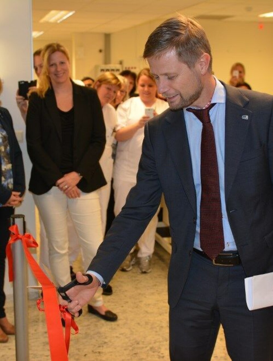 INVESTERING: – Dette er en framtidsrettet investering, sa helseminister Bent Høie da han åpnet det nye laboratoriesystemet på Bærum sykehus. Foto: Torfinn Frostad/Vestre Viken