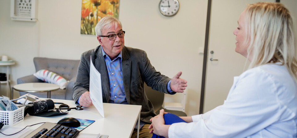 KREVER MER: – Det nytter ikke bare å legge nasjonale retningslinjer på nett og skrive et brev hvis man ønsker retningslinjene implementert, sier Roar Dyrkorn, leder av pilotprosjektet. Her på besøk hos fastlege Marianne Aadal i Trondheim. Foto: Marius Sunde Tvinnereim KREVER MER: – Det nytter ikke bare å legge nasjonale retningslinjer på nett og skrive et brev hvis man ønsker retningslinjene implementert, sier Roar Dyrkorn, leder av pilotprosjektet. Her på besøk hos fastlege Marianne Aadal i Trondheim. Foto: Marius Sunde Tvinnereim