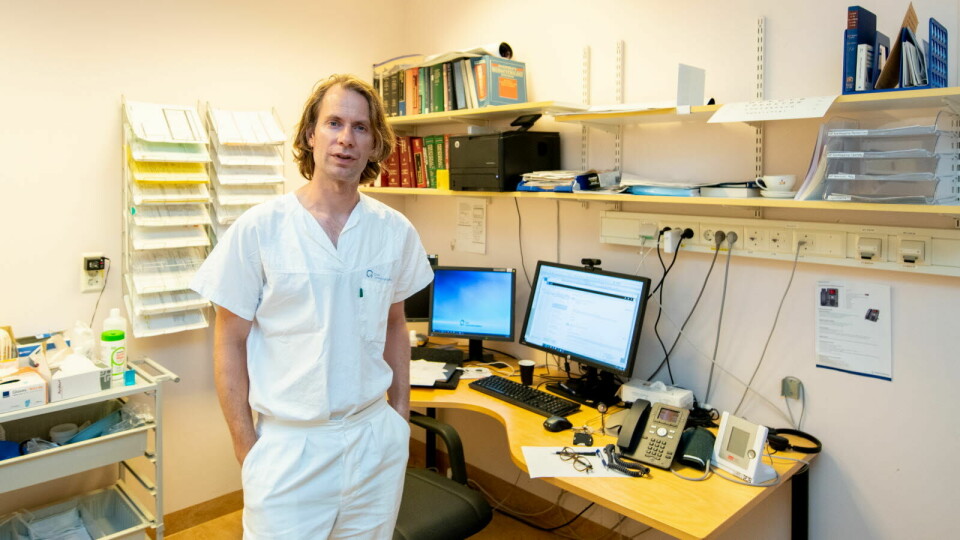 HJERNEVEV: Lasse Pihlstrøm har, sammen med nederlandske og britiske forskere, identifisert nye områder i arvestoffet der DNA-metyleringen er assosiert med graden av sykdomsforandringer i hjernen. Foto: Vidar Sandnes