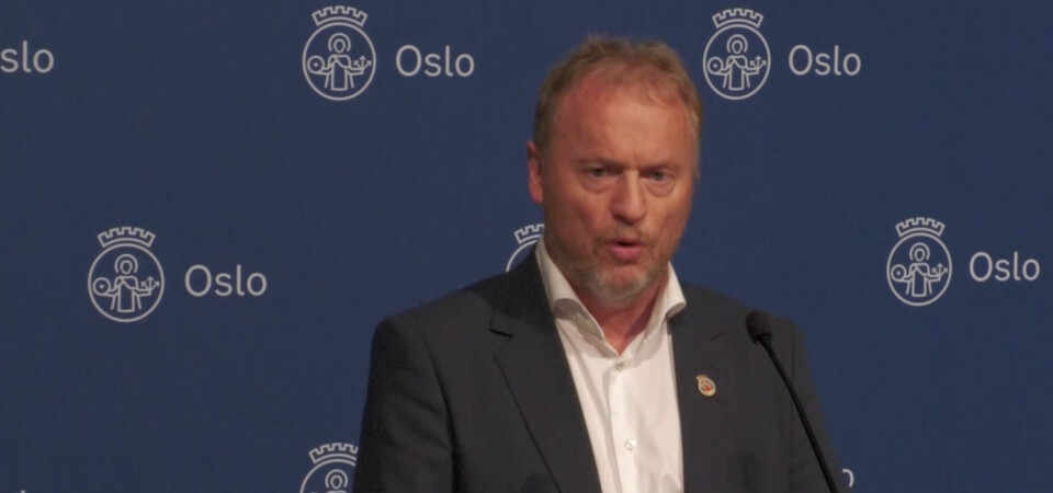 FORLENGER TILTAK: Oslo kommune, her ved byrådsleder Raymond Johansen under pressekonferansen torsdag. Skjermbilde: NRK.no Foto: