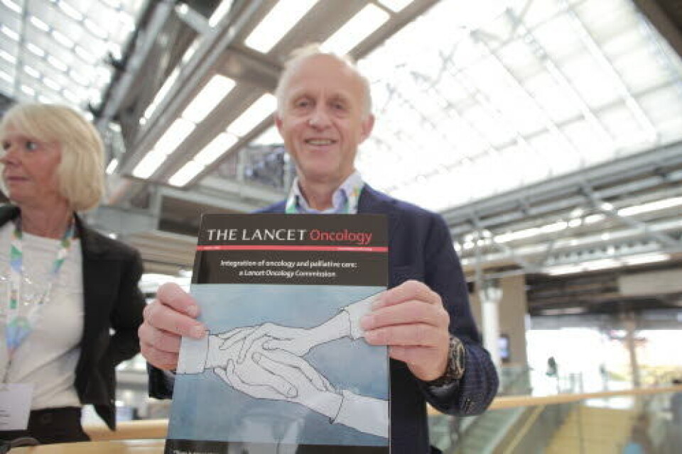 PUBLISERT: Stein Kaasa holder frem studien på hele 60 sider, publisert i Lancet Oncology, fredag.
Foto: Lasse Moe PUBLISERT: Stein Kaasa holder frem studien på hele 60 sider, publisert i Lancet Oncology, fredag.
Foto: Lasse Moe