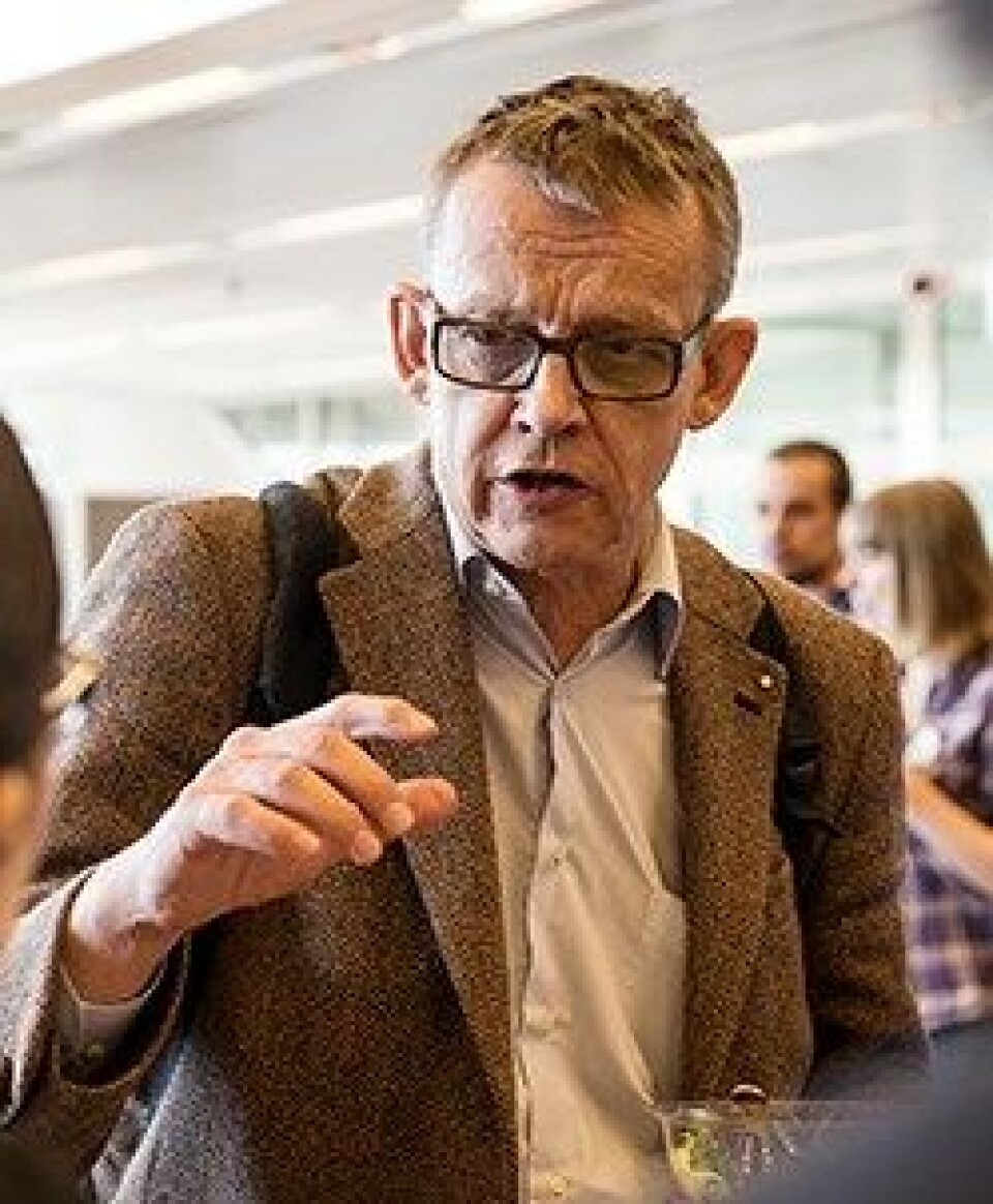 Hans Roslig i ivrig diskusjon med deltakerne på konferansen.