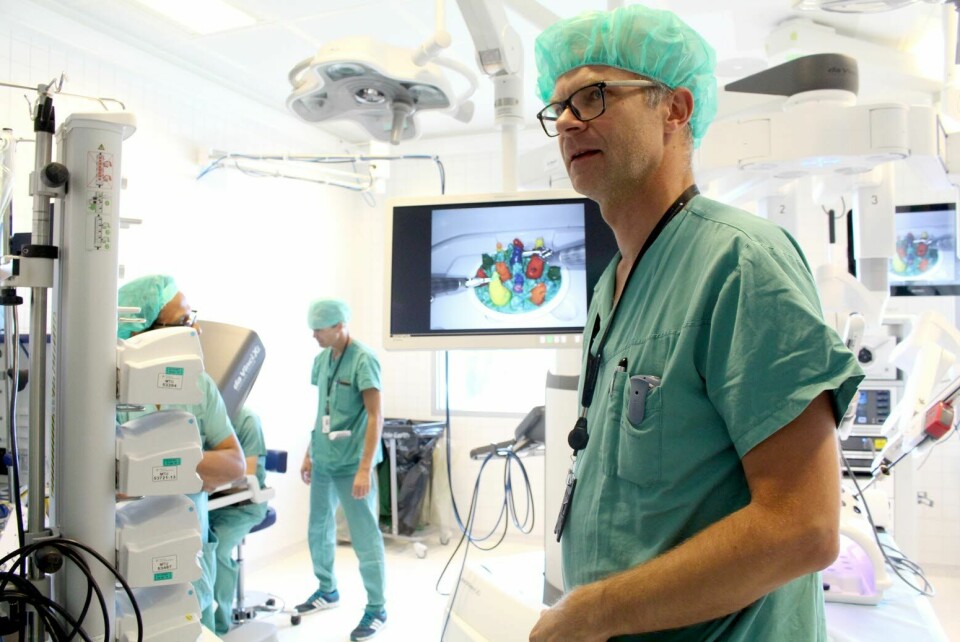 GODT FORNØYD: Stig Müller, avdelingsleder på urologisk avdeling er godt fornøyd med sitt nye 'leketøy'.  Foto: Ahus