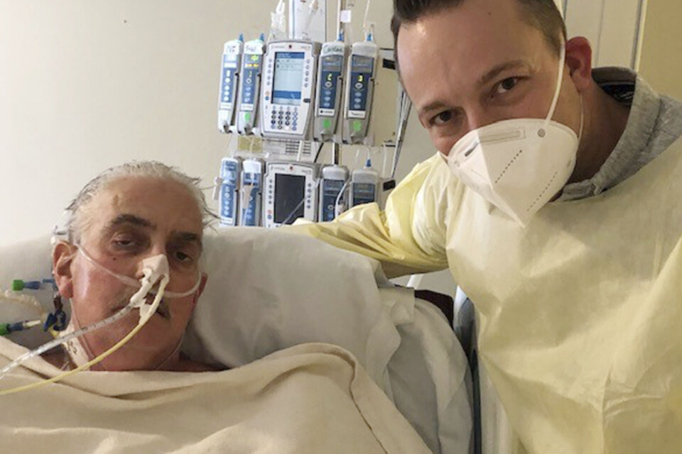 HISTORISK: David Bennett senior (t.v.) sammen med sin sønn fem dager etter den historiske transplantasjonen som fant sted i delstaten Maryland i begynnelsen av januar. Foto: Foto: University of Maryland School of Medicine / AP / NTB HISTORISK: David Bennett senior (t.v.) sammen med sin sønn fem dager etter den historiske transplantasjonen som fant sted i delstaten Maryland i begynnelsen av januar. Foto: Foto: University of Maryland School of Medicine / AP / NTB
