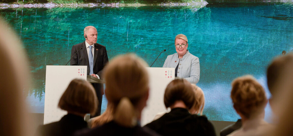HELSE-MØTE: Østerrikes helseminister Beate Hartinger-Klein kommissær for helse i EU-kommisjonen Vytenis Andriukaitis under et uformelt møte mellom EUs helseministre. Foto: BKA/Michael Gruber
