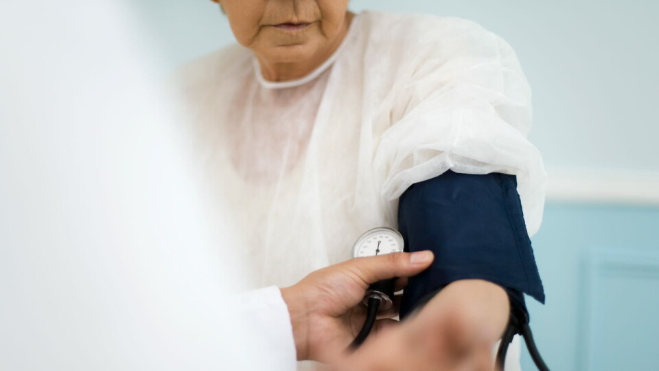 NY TILNÆRMING: Til vanlig tar personer som er diagnostisert med høyt blodtrykk (hypertensjon) typisk tabletter én gang om dagen for å kontrollere tilstanden. Nå skal forskere prøve ut en langtidsvirkende injeksjonsbehandling. Illustrasjonsbilde: Getty Images Foto: