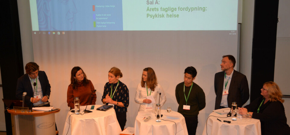 PANELDELTAKERNE: Fra høyre: Tove Ytterbø, leder i Norges Farmaceutiske Forening, Martin Grotnes, apoteker ved Sykehusapoteket i Trondheim, Kahnh Huynh, apoteker ved Apotek 1 Nittedal, Julie Wendelboe Aanensen, prosjektleder og farmasøyt ved Senter for fagutvikling og forskning i Oslo, Elen Høeg, Policy Manager ved MSD, Margrethe Sunde, administrerende direktør i Boots Norge og Markus Moe, ansvarlig redaktør i Dagens Medisin og ordstyrer i debatten. Foto: Vilde Sundstedt Baugstø