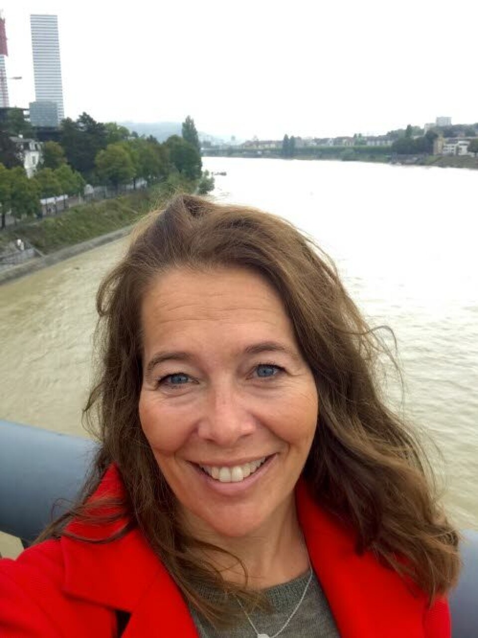 NY INTERNASJONAL ROLLE: Farmasøyt Line Gropen er på plass i Basel. Her avbildet med Roche-hovedkvarteret (oppe til vesntre) i bakgrunnen.