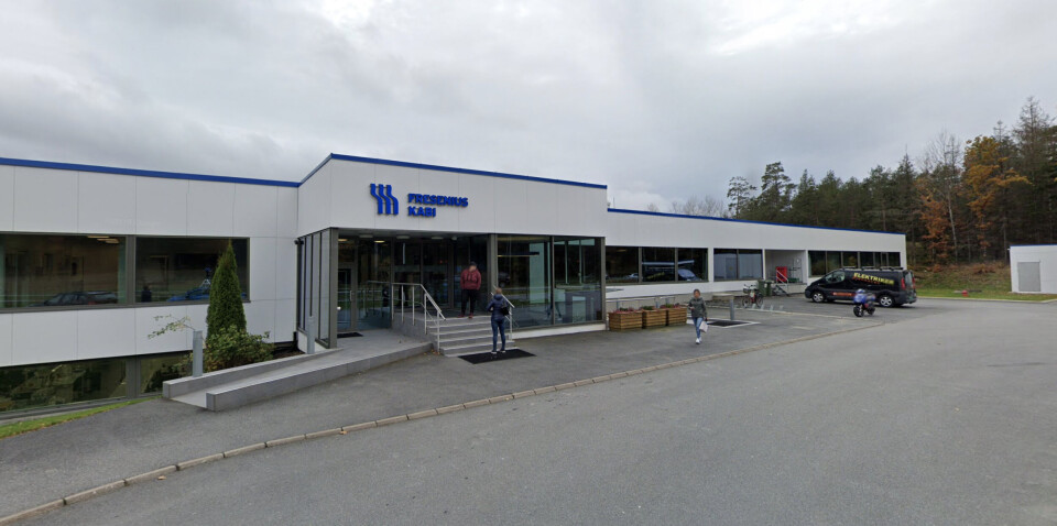 VIRUSANGREP: Et virusangrep hos Fresenius Kabi har ført til redusert produksjon ved legemiddelfabrikken i Halden. – Det gjennomføres nå forebyggende tiltak for å hindre videre spredning av viruset, sier selskapets globale kommunikasjonssjef til DM Pharma. Foto: Google Street View