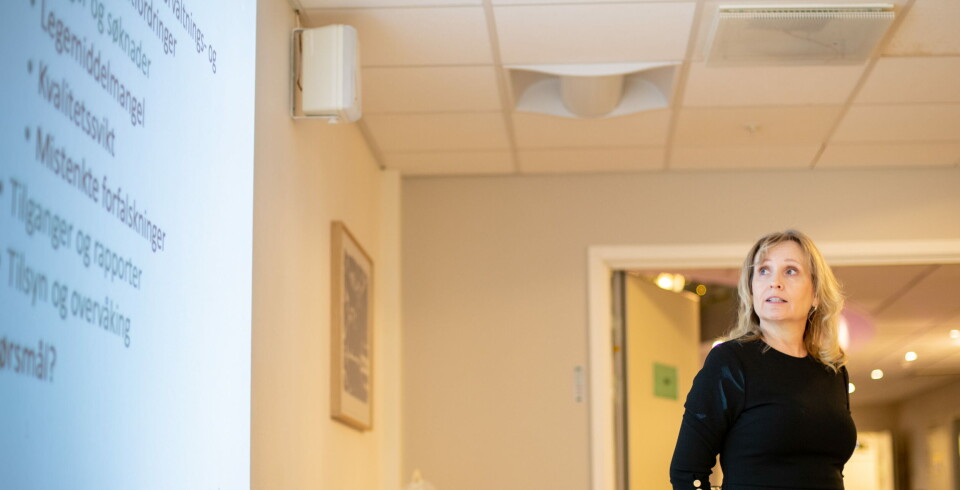 INNFØRER SJEKKLISTER: – Vi jobber med å få inn sjekklister i våre tilsynsrutiner, men her er det viktig med opplæring hos også – at vi lærer systemet og forstår hva vi skal spørre om, sier legemiddelinspektør Line Saxegaard om oppfølging av EUs forfalskningsdirektiv. På bildet innleder Saxegaard om direktivet for oppmøtte på DM Pharmas fagseminar. Foto: Vidar Sandnes