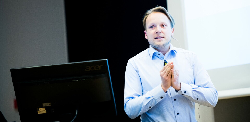 Tror firmaene avventer: Inge Johansen, seniorrådgiver i Legemiddelindustrien (LMI), tror noen legemiddelfirmaer produserer opp større batcher for å utsette påkoblingen til databasen. Her avbildet under DM Arena Lungekreft 13. februar. Foto: Vidar Sandnes