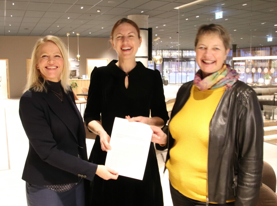 FORSKNINGSSAMARBEID: Malin Johansen (t.v) Daglig leder NCE Aquaculture, Åse Emblem leder forskningslaboratoriet ved Nordlandssykehuset, og Hanne Solheim Hansen rektor Nord universitet. Foto: Geir Johnsen Foto: