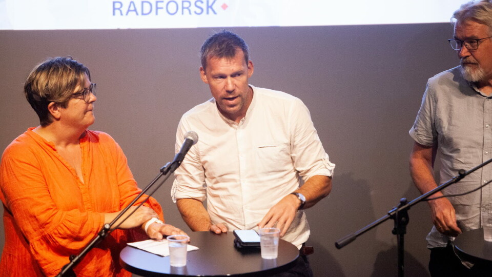 UREALISTISK: Hege Edvardsen (LMI) mener det er mulig å nå målet om dobling av kliniske studier innen 2025. Fredrik Schesvold (midten), Jonas Einarsson og Siri Kolle (ikke i bildet) har derimot ikke troen. Foto: Lars Brock Nilsen
