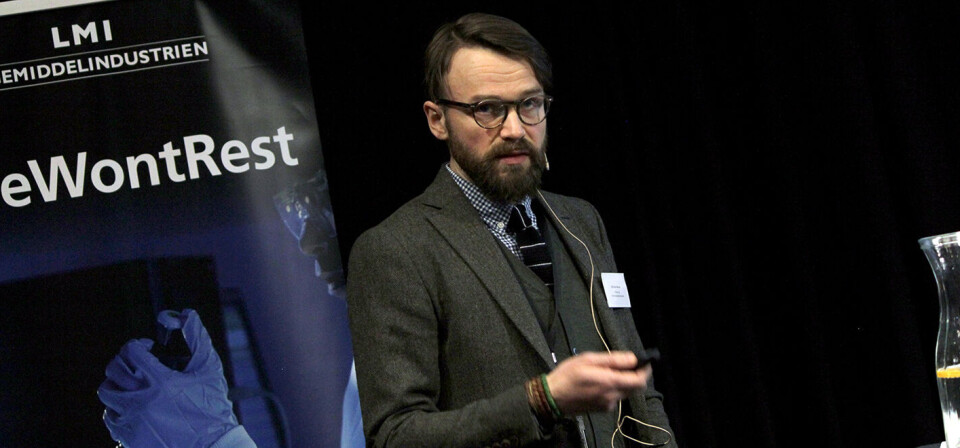 VIL HA MULTISENTERSTUDIER: – Vi må stimulere til multisenterstudier, fordi det er måten vi får med pasienter fra hele Norge på, sa Nils Johan Refsdal, seniorrådgiver i Helse- og omsorgsdepartementet, under Legemiddelindustriens (LMI) møte om kliniske studier onsdag. Foto: Øyvind Bosnes Engen