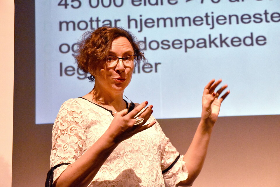 Hvordan håndtere polyfarmasi?: Anne Gerd Granås, professor i samfunnsfarmasi ved Universitetet i Oslo, viste til forskning på legemiddelbruk hos eldre da hun gjestet Apotekforeningens temaseminar om legemidler og eldre. Foto: Lars Brock Nilsen