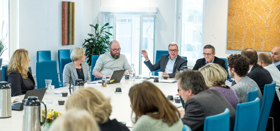 INDUSTRI INN I STYRET: Ifølge helsedekan Björn Gustafsson ved NTNU (midten) er det helt naturlig å inkludere næringslivet, ved LMI-direktør Karita Bekkemellem (lengst til venstre), når fakultetsstyret skal legge en strategi for fremtiden. Til høyre er styreleder Nils Kvernmo.
Foto: Espen Snipstad/LMI