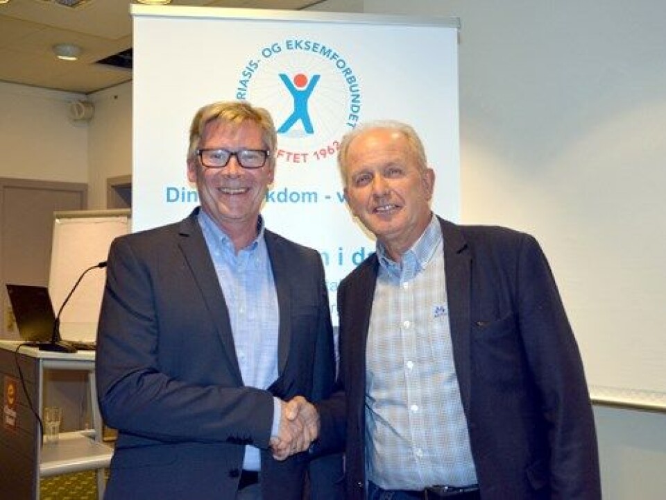 INNGIKK AVTALE: Administrerende direktør Geir Eide i Komplett Apotek og generalsekretær Terje Nordengen i Psoriasis- og eksemforbundet.
            
                Foto: PEF