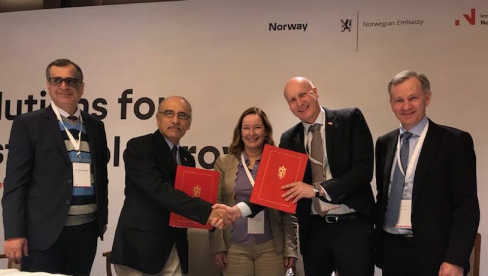 NY AVTALE: Administrerende direktør i SERCA Pharmaceuticals Kjetil Hestdal (nummer fire fra venstre) sammen med representanter fra Cadila Pharmaceuticals og Inven2 under signeringen av en ny samarbeidsavtale i New Delhi, India. Fra venstre: Dev Ranjan Mukherjee (Calida Pharmaceuticals), Manjul Joshipura (Calida Pharmaceuticals), Kristin Sandereid (Inven2) og Ole Kristian Hjelstuen (Inven2). Foto: Inven2