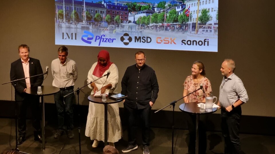 LITE UENIGHET: Bilde fra paneldiskusjon om voksenvaksinasjonsprogram. Fra venstre: Ole Henrik Krat Bjøkrholt (statssekretær), Geir Sverre Braut, Professor i medisin, representant for Folkehelseforeningen og Koronakommisjonen, Marian Hussein (Sv), Erlend Svardal Bøe, Stortingsrepresentant (H), Ranveig Braathen, PhD i immunologi og forsker ved Oslo Universitetssykehus og Per Aabakken, Representant for Vaksineutvalget, LMI. Foto: Lars Brock Nilsen