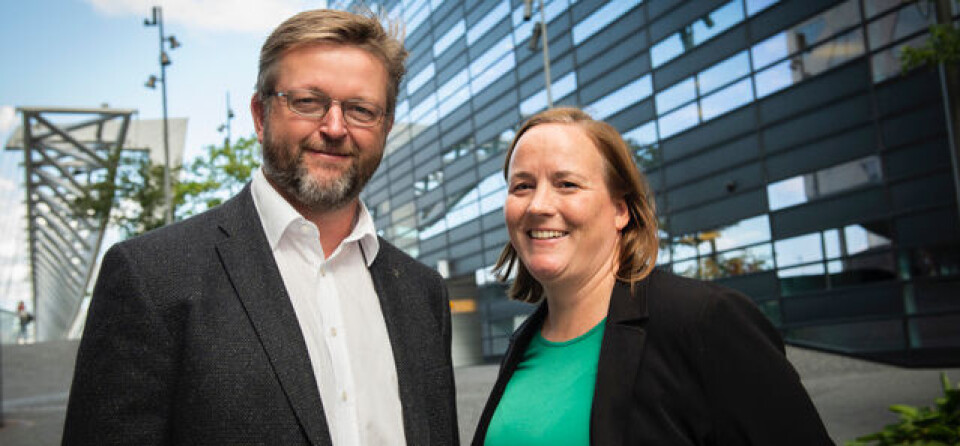 NY I KOMMUNIKASJONSBYRÅ: Lotte Grepp Knutsen går til kommunikasjonsbyrået Apeland. Her med Carl Fredrik Bø som har ledet byråets innsats mot legemiddelindustrien de siste årene. Foto: Katrine Lunke/Apeland
