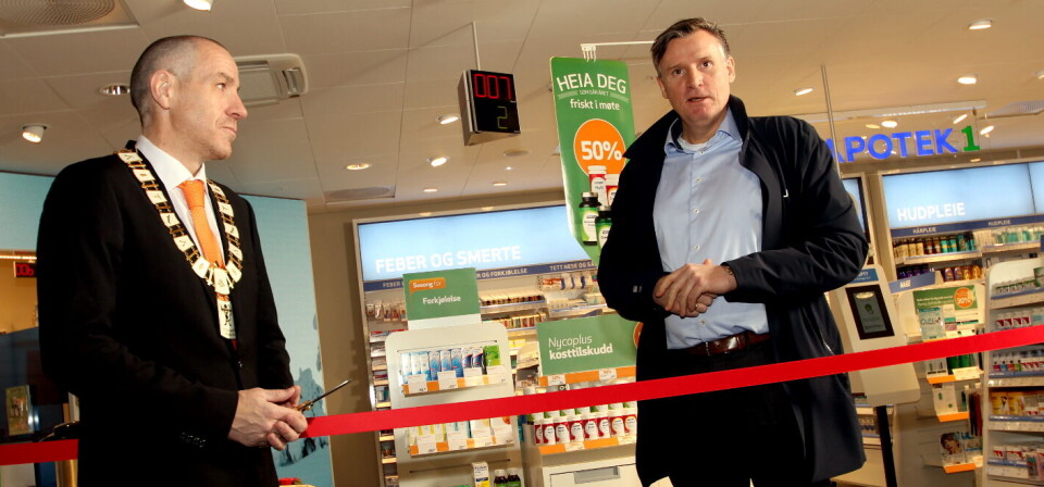 KLIPPET SNOR: Tom Staahle (Frp), ordfører i Ullensaker kommune, sto for åpningen av Norges første flyplass-apotek. Til høyre, kjededirektør Knut Arne Colbjørnsen i Apotek 1. Foto: Øyvind Bosnes Engen