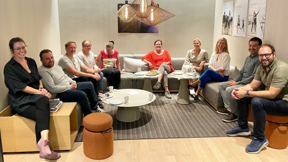 VOKSENDE SATSING: AFRYs norske Pharma-team, med Kristin Schoultz i ledelsen (i midten i rødt), har hatt kraftig vekst siden teamet ble lansert i fjor høst. Foto: AFRY