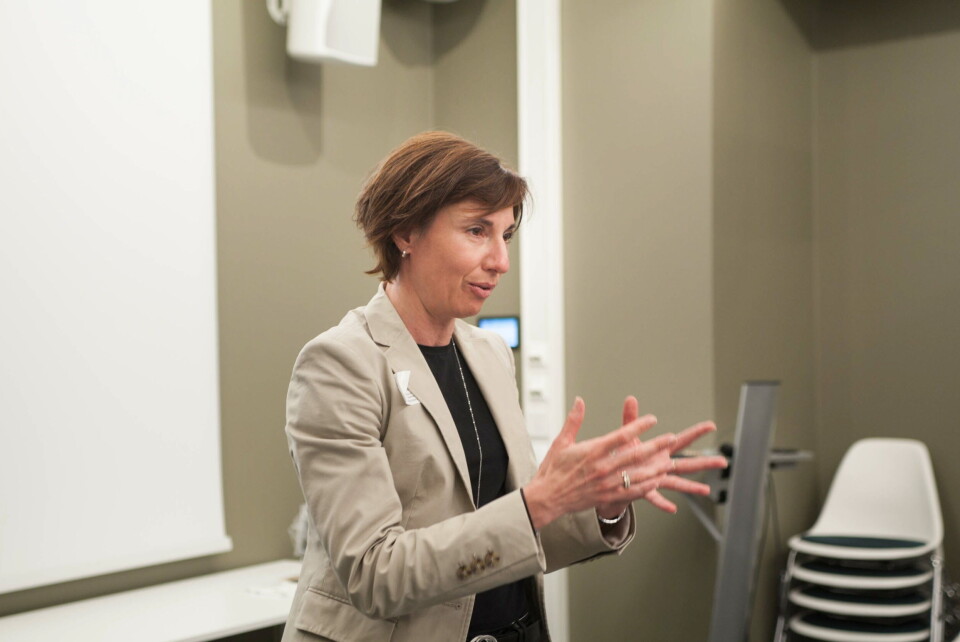 INNOVASJON: – Forskningen og behandlinger går inn i en ny æra gjennom store innovasjoner innen genterapi. Ny behandling for SMA pasienter er en slik innovasjon, uttaler Veronika Barrabés, Country Manager i Novartis Norway. Her avbildet under et av frokostseminarene til DM Pharma. Foto: Lasse Moe