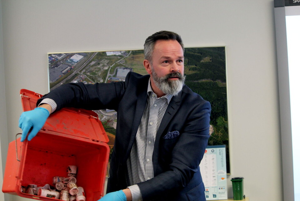 FLERE TONN: Administrerende direktør Øivind Brevik anslår at Romerike Avfallsforedling (ROAF) årlig mottar flere tonn legemidler og medisinsk avfall som ikke hører hjemme på anlegget. Under et møte i regi av Legemiddelindustrien (LMI) og Grønt Punkt Norge viste han frem pilleboksene som ble funnet under opprydning i anlegget på en tilfeldig dag. Foto: Øyvind Bosnes Engen