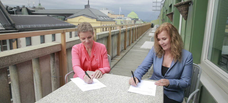 Legeforeningens president Marit Hermansen og administrerende direktør Karita Bekkemellem i Legemiddelindustrien signerer samarbeidsavtalen torsdag.  Foto: