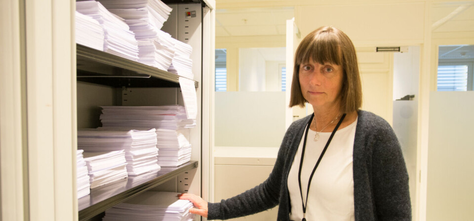 PAPIRTUNGT: Patologirapporter oppbevares i dette skapet før de skannes og makuleres. Kreftregister-direktør Giske Ursin vil ha papiret bort.
Foto: Målfrid Bordvik