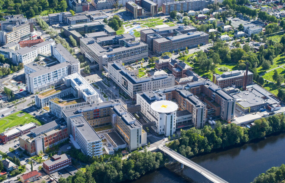 ANSATTE SMITTET: NRK skriver at gjennom siste uken er det 42 ansatte ved sykehuset som har fått påvist covid-19-smitte. De fleste av disse er smittet utenfor sykehuset. Arkivbilde: St. Olavs hospital Foto: ANSATTE SMITTET: NRK skriver at gjennom siste uken er det 42 ansatte ved sykehuset som har fått påvist covid-19-smitte. De fleste av disse er smittet utenfor sykehuset. Arkivbilde: St. Olavs hospital Foto: