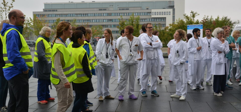STREIK: Bildet viser streikende utenfor Akershus universitetssykehus under streiken i fjor. Ahus sier de ikke har oversikt over de økonomiske konsekvensene som streiken fikk. Arkivfoto: Målfrid Bordvik Foto: STREIK: Bildet viser streikende utenfor Akershus universitetssykehus under streiken i fjor. Ahus sier de ikke har oversikt over de økonomiske konsekvensene som streiken fikk. Arkivfoto: Målfrid Bordvik Foto: