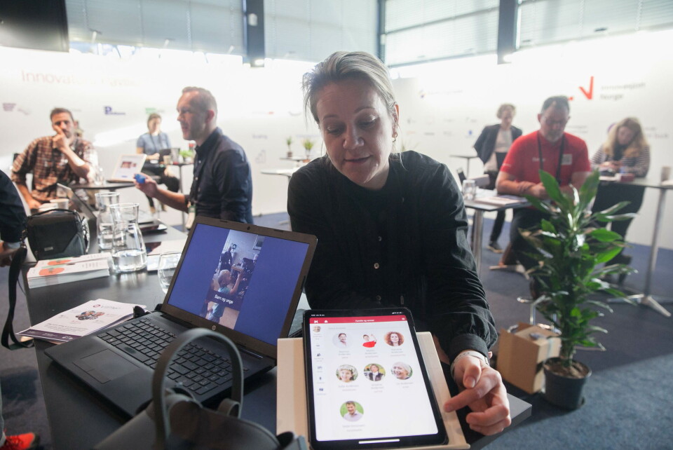 VISER FREM: – Her er det bilder av det nære og de kjære. I tillegg er det mulig å kommunisere med pårørende via meldinger, forklarer Marthe Dyrud i Vilmer. Foto: Lasse Moe VISER FREM: – Her er det bilder av det nære og de kjære. I tillegg er det mulig å kommunisere med pårørende via meldinger, forklarer Marthe Dyrud i Vilmer. Foto: Lasse Moe