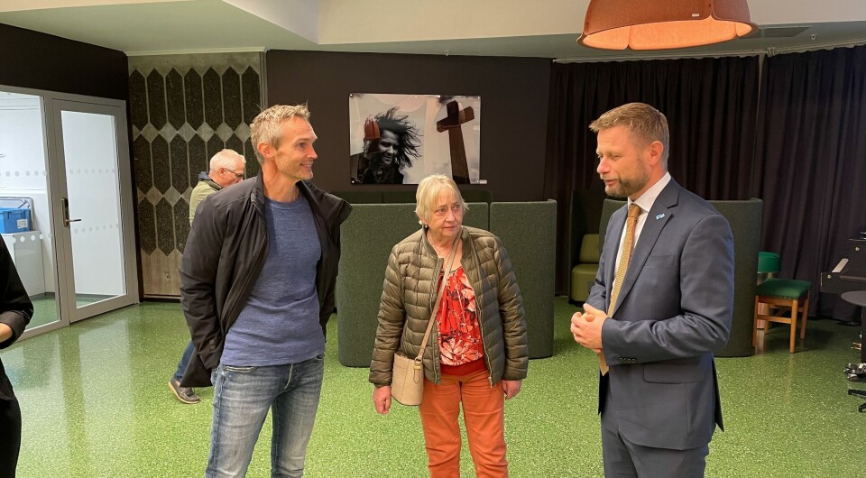 PRIORITERING: Fastlege Torgeir Hoff Skavøy og bruker Bente Fransen sammen med helse- og omsorgsminister Bent Høie. Høie satser hardt på digitalisering. Foto: Anders Zerener